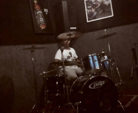 Na bateria, Fazendo uma das coisas de sabe de melhor Leonardo Silva